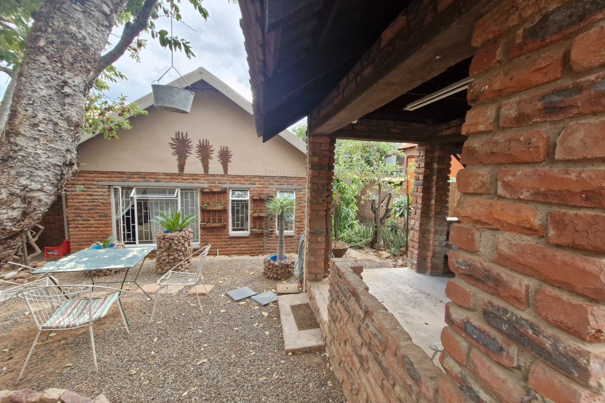PRICED TO SELL - YOUR INVITING BUSHVELD HOME AWAITS - Photo 2