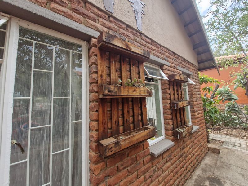 PRICED TO SELL - YOUR INVITING BUSHVELD HOME AWAITS - Photo 4