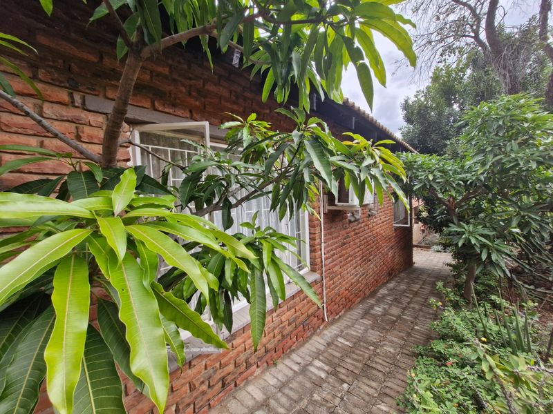 PRICED TO SELL - YOUR INVITING BUSHVELD HOME AWAITS - Photo 3