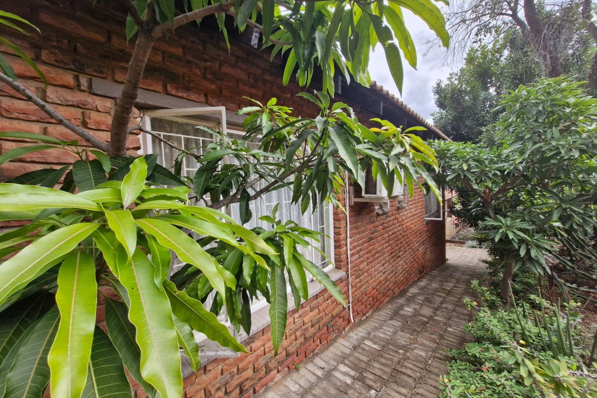 PRICED TO SELL - YOUR INVITING BUSHVELD HOME AWAITS - Photo 3