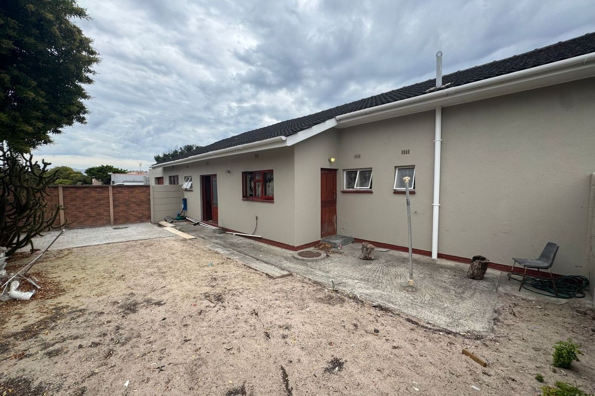House For Sale in Belhar, Cape Town - Photo 3