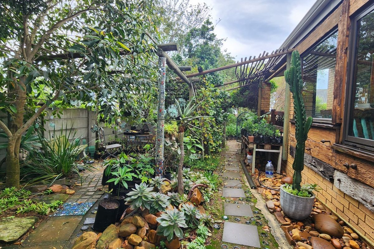 Relaxed Family Living in Noorsekloof Jeffrey's Bay - Photo 2