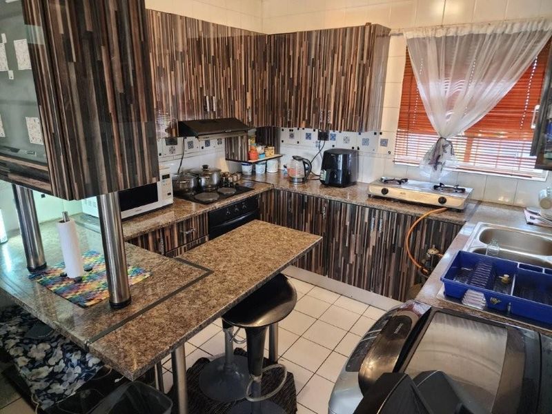 Townhouse For Sale in Glen Marais, Kempton Park - Photo 6