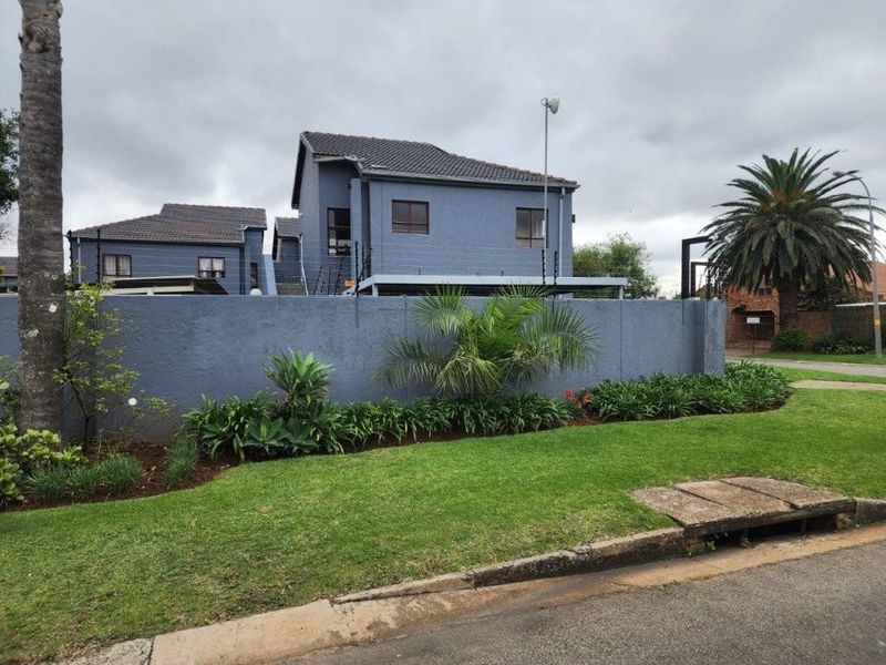 Townhouse For Sale in Glen Marais, Kempton Park - Photo 1