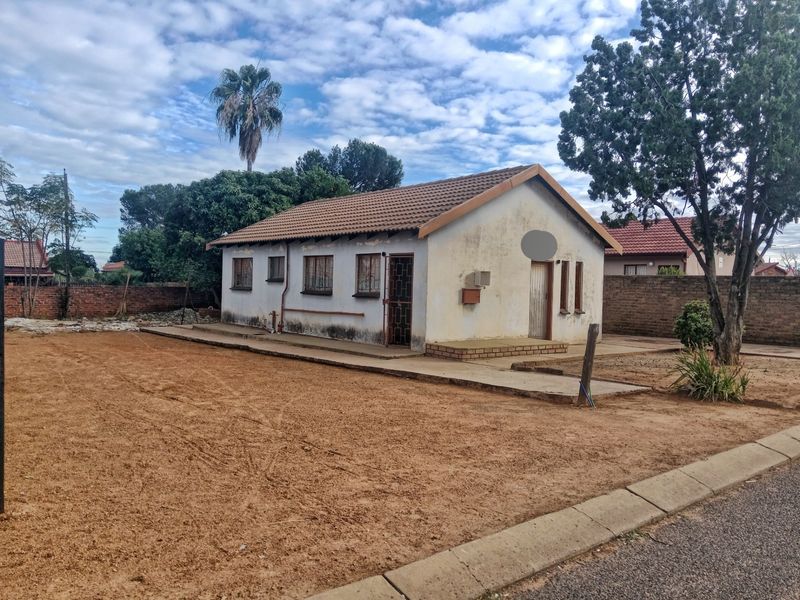 INVESTOR’S FIXER-UPPER OPPORTUNITY IN LEBANON, MABOPANE - Photo 1