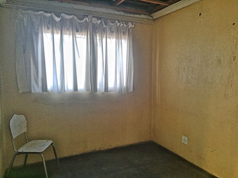 INVESTOR’S FIXER-UPPER OPPORTUNITY IN LEBANON, MABOPANE - Photo 10