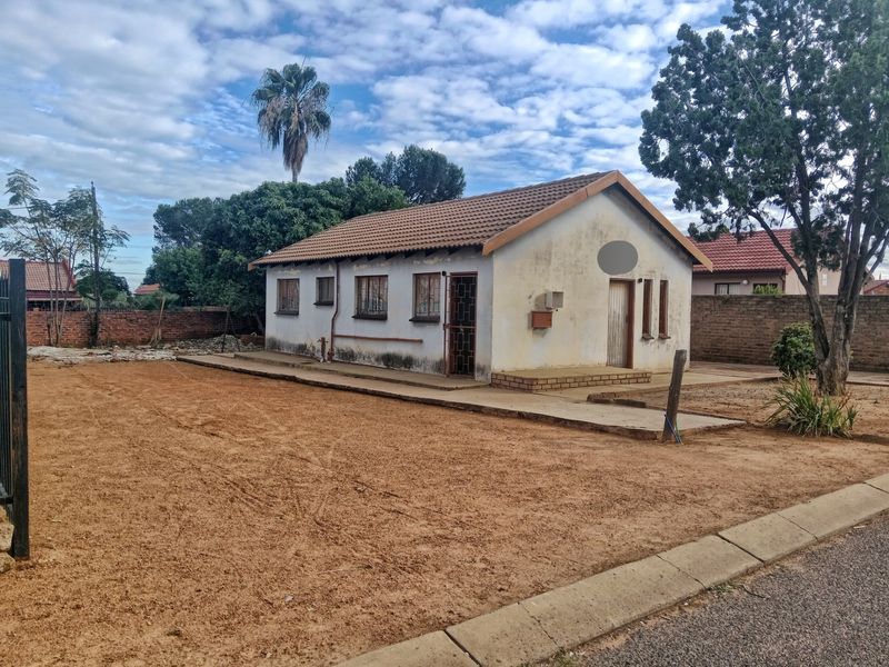 INVESTOR’S FIXER-UPPER OPPORTUNITY IN LEBANON, MABOPANE - Photo 2