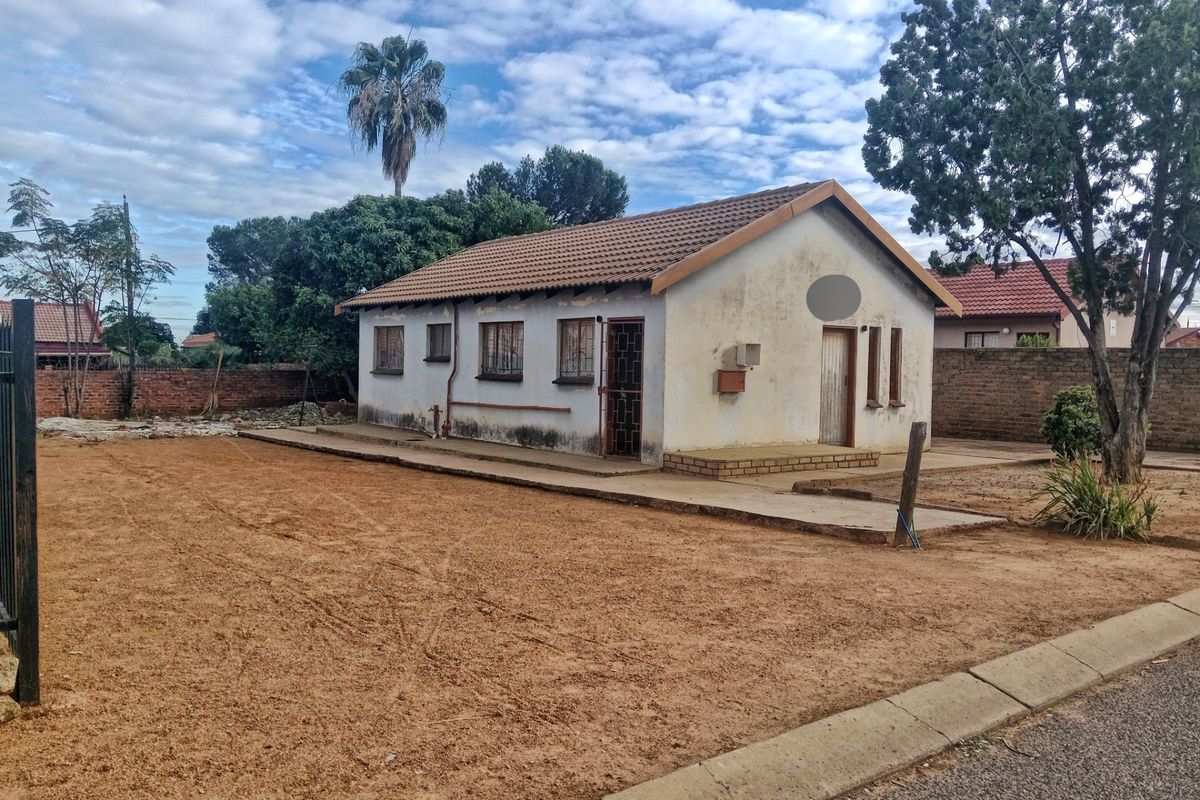INVESTOR’S FIXER-UPPER OPPORTUNITY IN LEBANON, MABOPANE - Photo 2