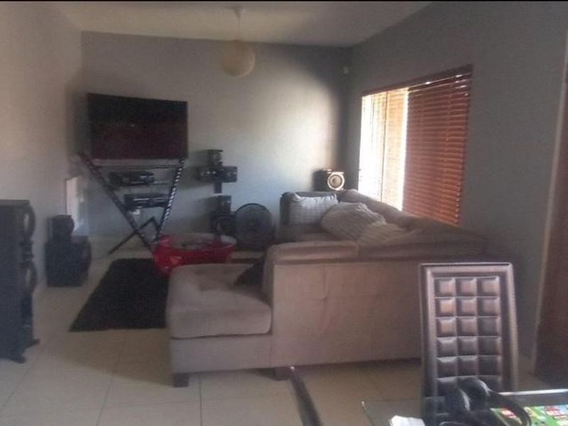2 bedroom Apartment in Silverton, Pretoria - Photo 4