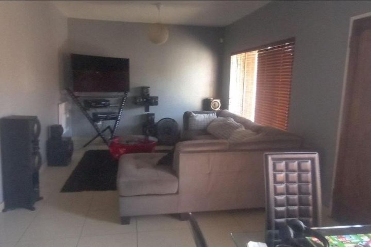 2 bedroom Apartment in Silverton, Pretoria - Photo 4
