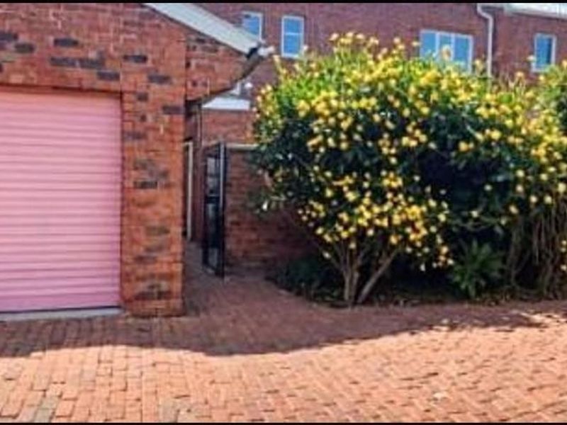2 bedroom Apartment in Silverton, Pretoria - Photo 2