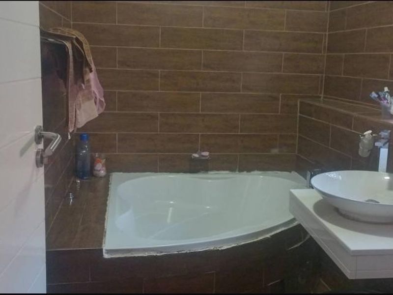 2 bedroom Apartment in Silverton, Pretoria - Photo 8