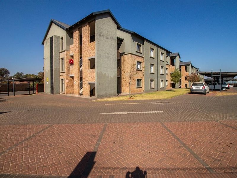 Apartment For Sale in Pomona AH, Kempton Park - Photo 2