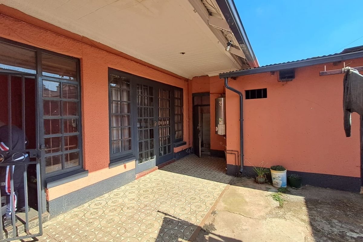 House For Sale in Yeoville, Johannesburg - Photo 3