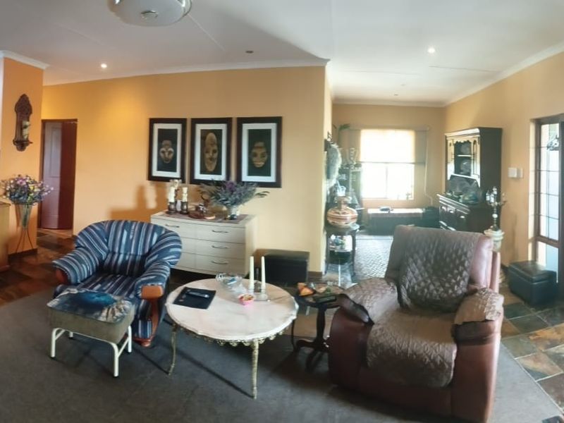 3 Bedroom Home with Pool, Solar and Exceptional Views in Exclusive Leopard Rock Complex - Photo 7
