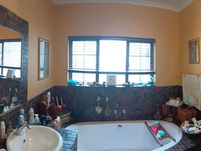 3 Bedroom Home with Pool, Solar and Exceptional Views in Exclusive Leopard Rock Complex - Photo 10
