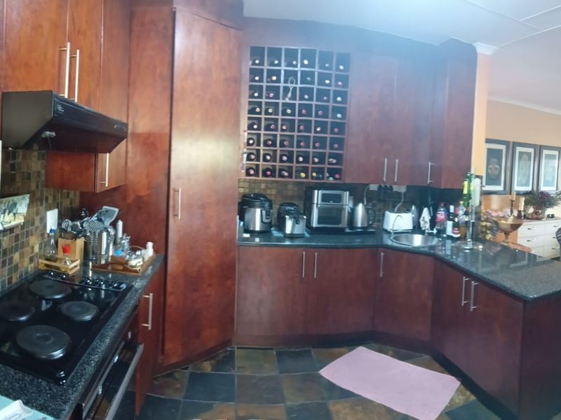 3 Bedroom Home with Pool, Solar and Exceptional Views in Exclusive Leopard Rock Complex - Photo 8