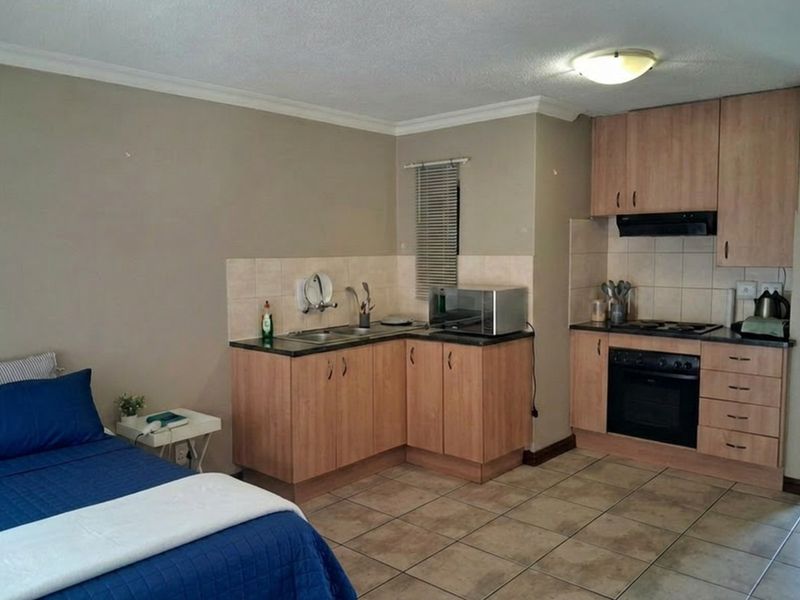 Studio / Bachelor Apartment To Rent in Halfway House, Midrand - Photo 3