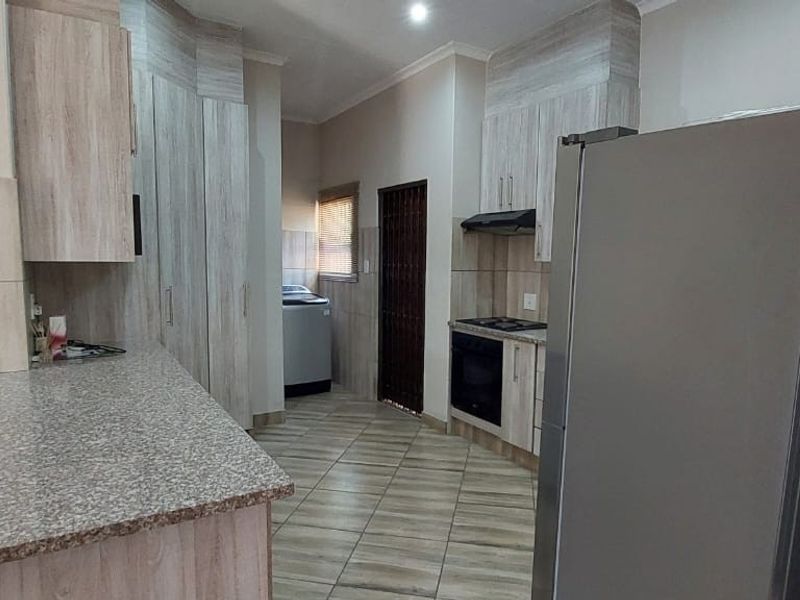 Morden 3-Bedroom Home in Pretoria North - Photo 9