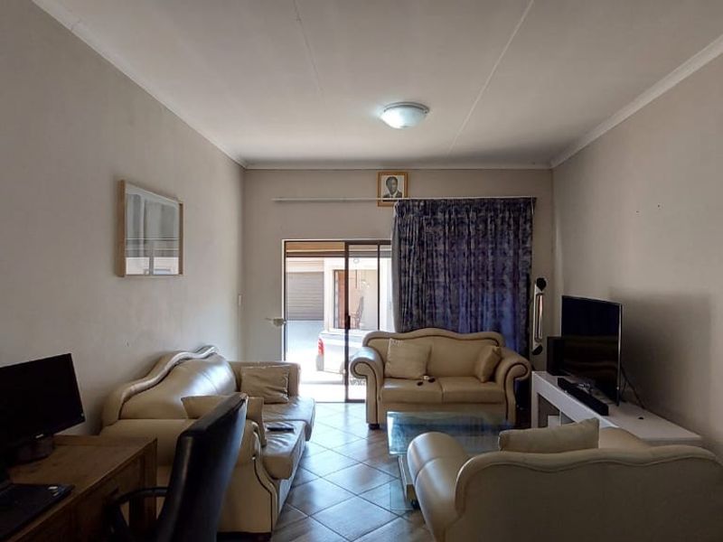 Morden 3-Bedroom Home in Pretoria North - Photo 3