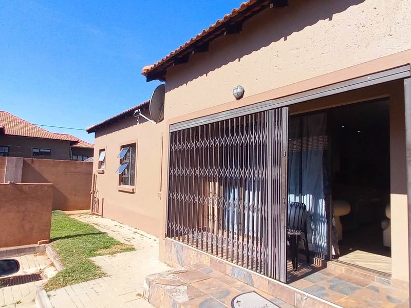 Morden 3-Bedroom Home in Pretoria North - Photo 2