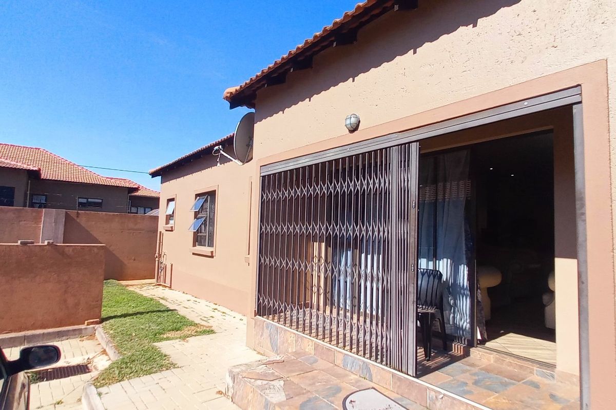 Morden 3-Bedroom Home in Pretoria North - Photo 2