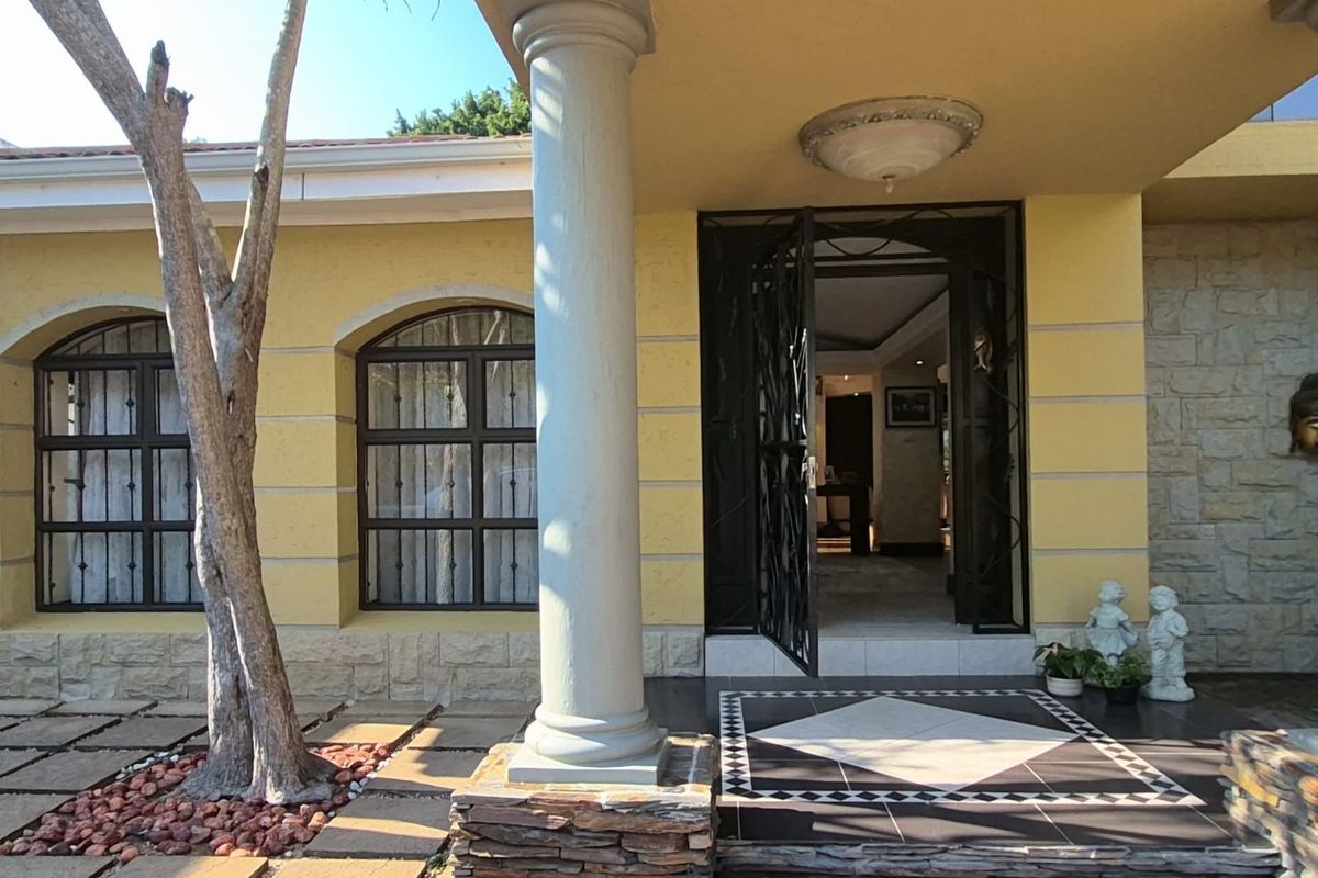 LUXURY CONTEMPORARY FAMILY HOME IN PRESTIGIOUS SETTING - Photo 4