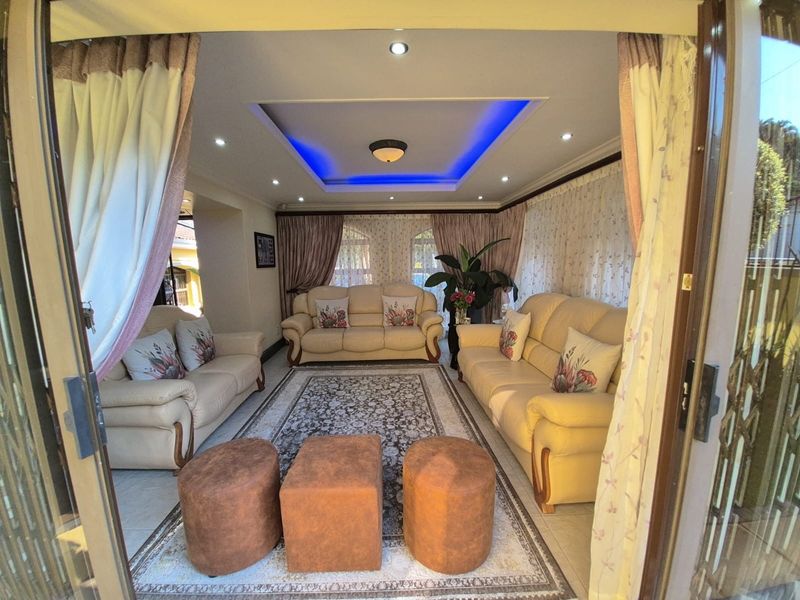 LUXURY CONTEMPORARY FAMILY HOME IN PRESTIGIOUS SETTING - Photo 3