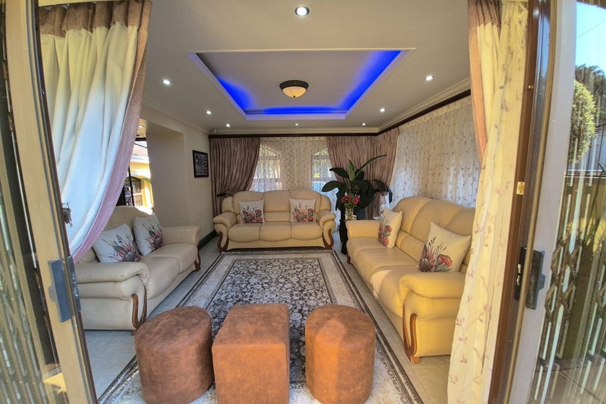 LUXURY CONTEMPORARY FAMILY HOME IN PRESTIGIOUS SETTING - Photo 3