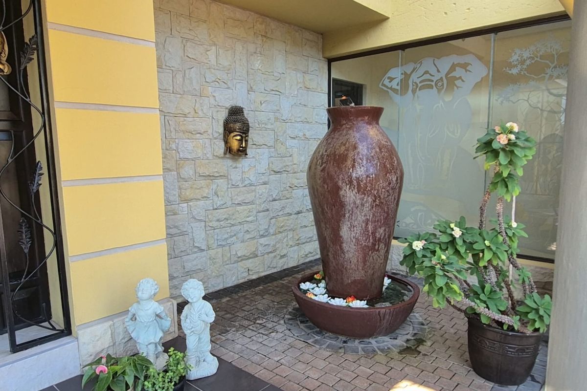 LUXURY CONTEMPORARY FAMILY HOME IN PRESTIGIOUS SETTING - Photo 5
