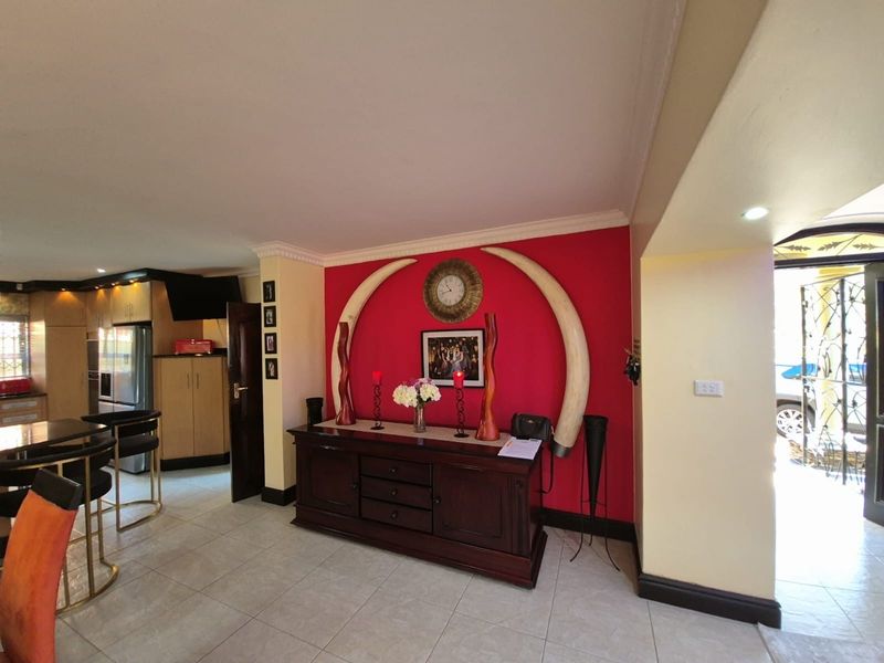 LUXURY CONTEMPORARY FAMILY HOME IN PRESTIGIOUS SETTING - Photo 7