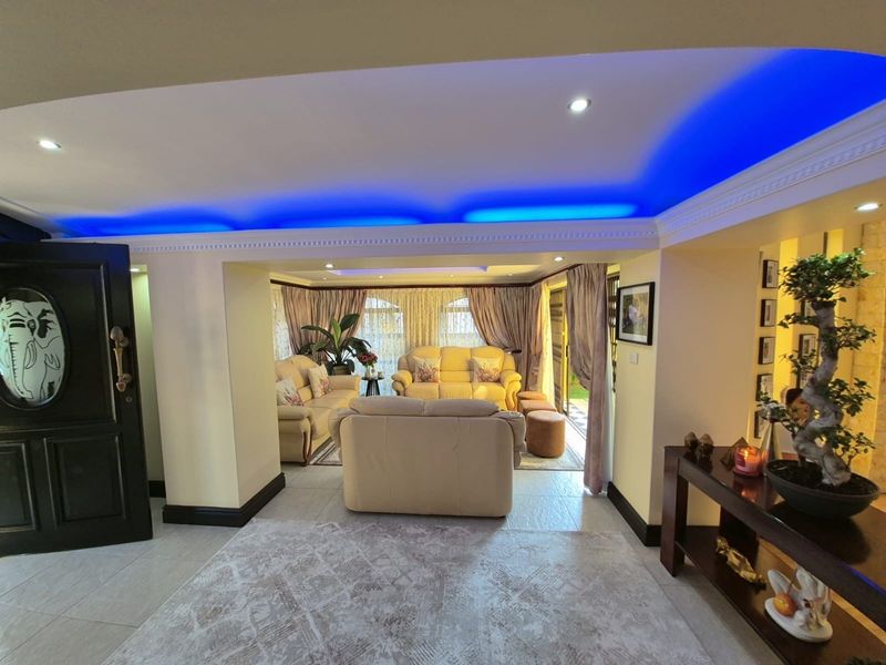 LUXURY CONTEMPORARY FAMILY HOME IN PRESTIGIOUS SETTING - Photo 8