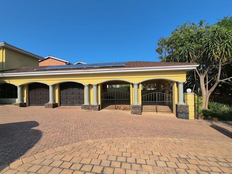 LUXURY CONTEMPORARY FAMILY HOME IN PRESTIGIOUS SETTING - Photo 2