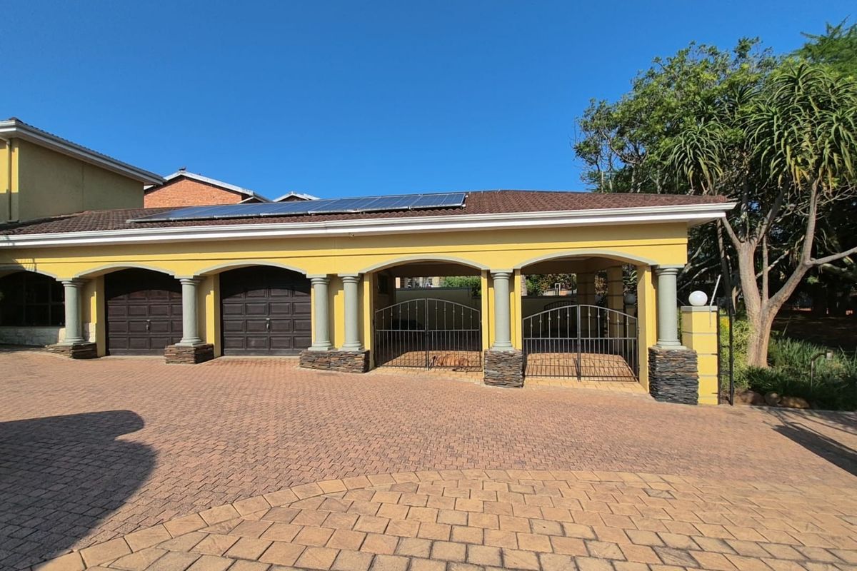 LUXURY CONTEMPORARY FAMILY HOME IN PRESTIGIOUS SETTING - Photo 2