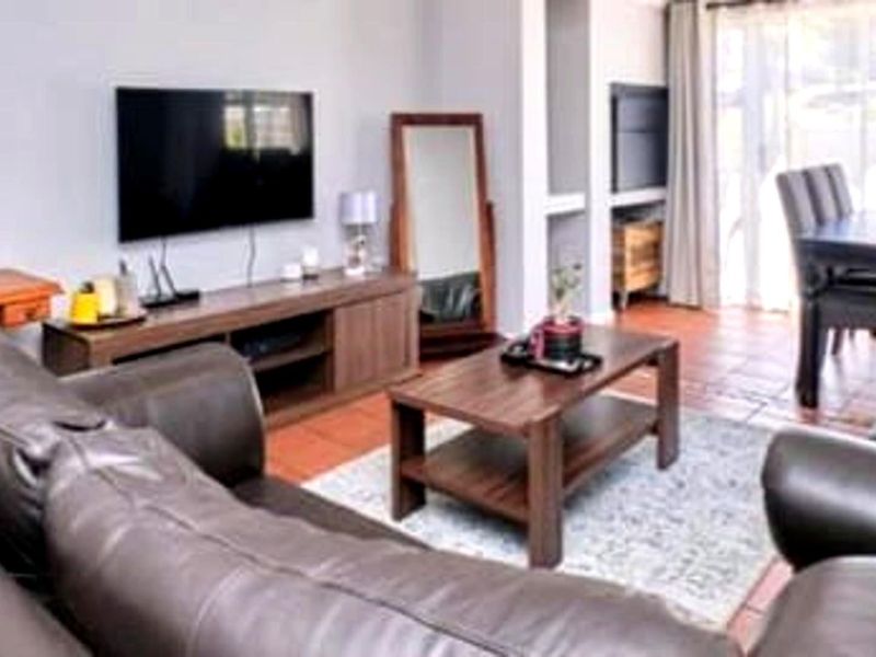 Lovely 3 Bedroom house for sale in a very safe area and at an amazing opportunity.... - Photo 3