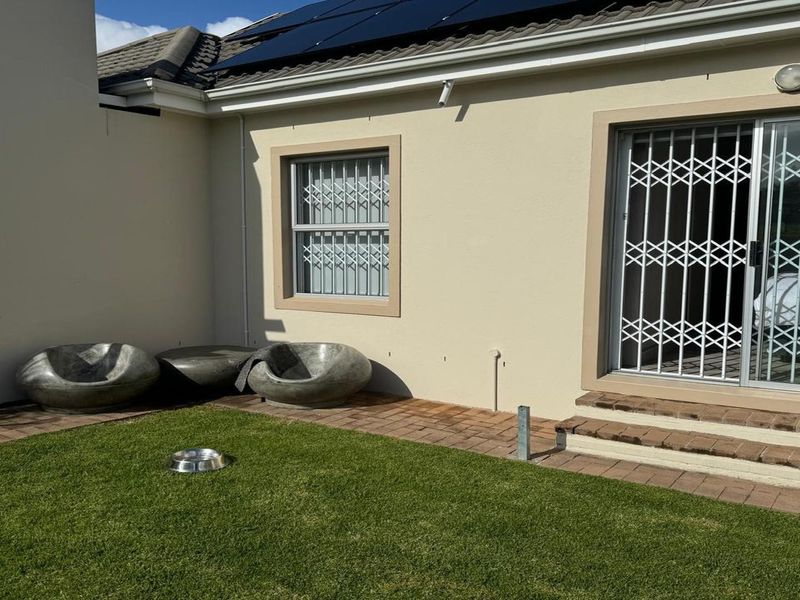 Lovely 3 Bedroom house for sale in a very safe area and at an amazing opportunity.... - Photo 8
