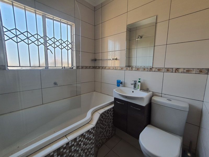 3 Bedroom ,2-bathroom house available for rent - Photo 6