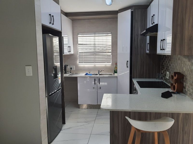 3 Bedroom ,2-bathroom house available for rent - Photo 2