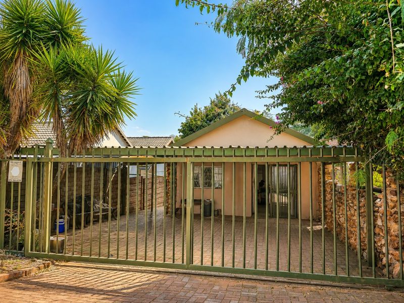 A Blank Canvas with Exceptional Potential - Plus a Newly Renovated 2-Bedroom Flatlet - Photo 2