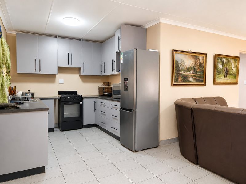 A Blank Canvas with Exceptional Potential - Plus a Newly Renovated 2-Bedroom Flatlet - Photo 4
