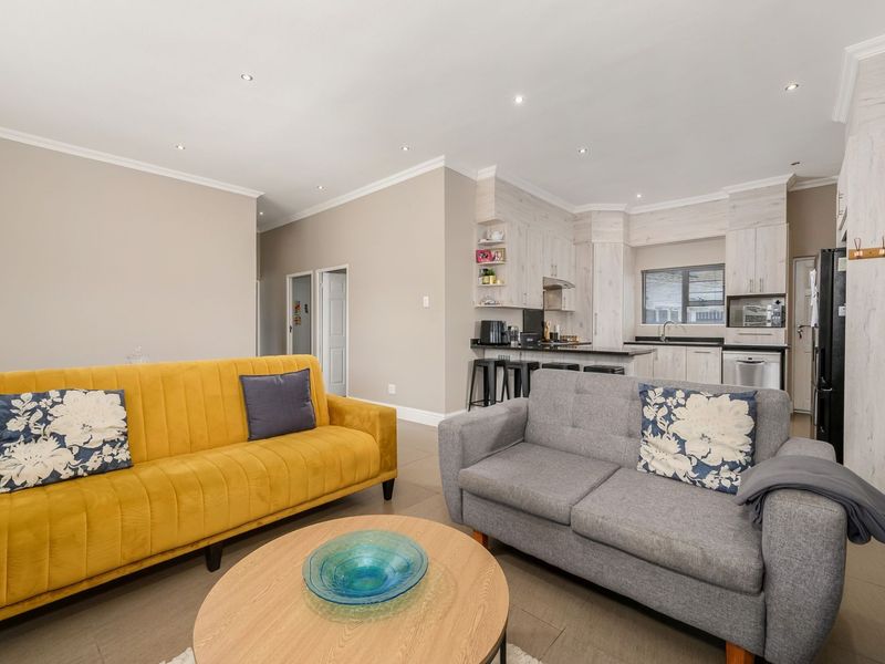 Modern and Secure Family Living for Every Member of the Family Including the Pets - Photo 4