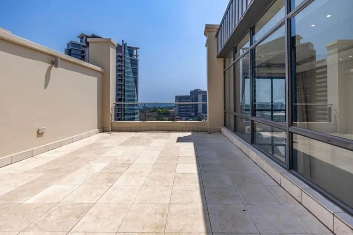 Luxury Triplex Residence - Photo 2