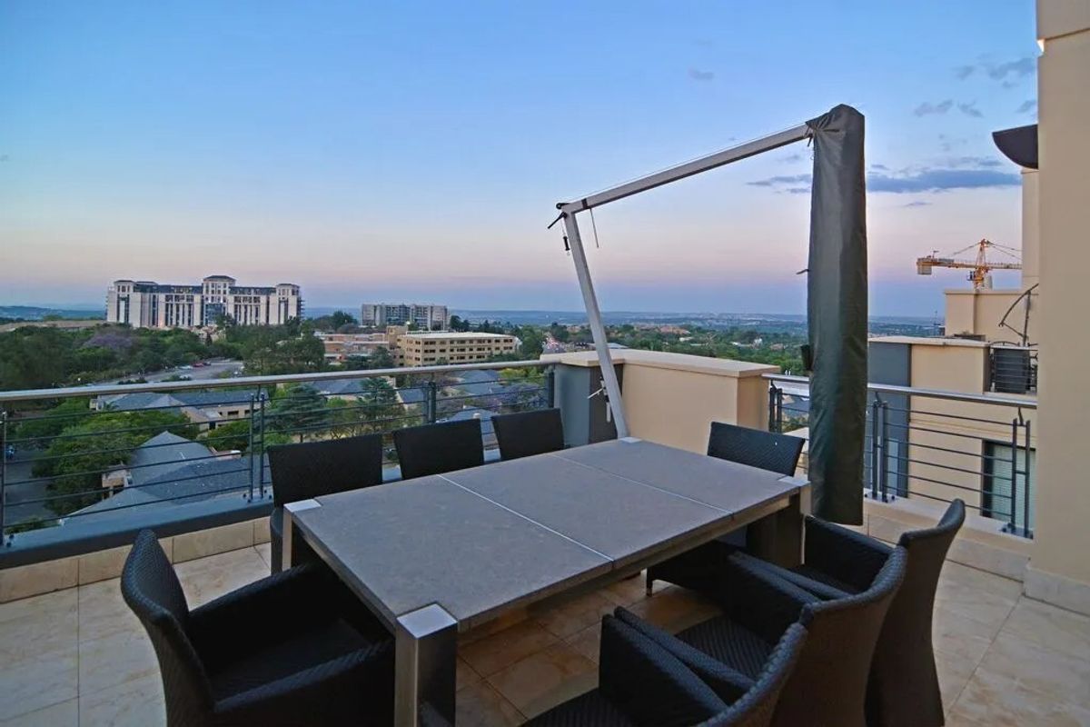 Luxury Triplex Residence - Photo 4