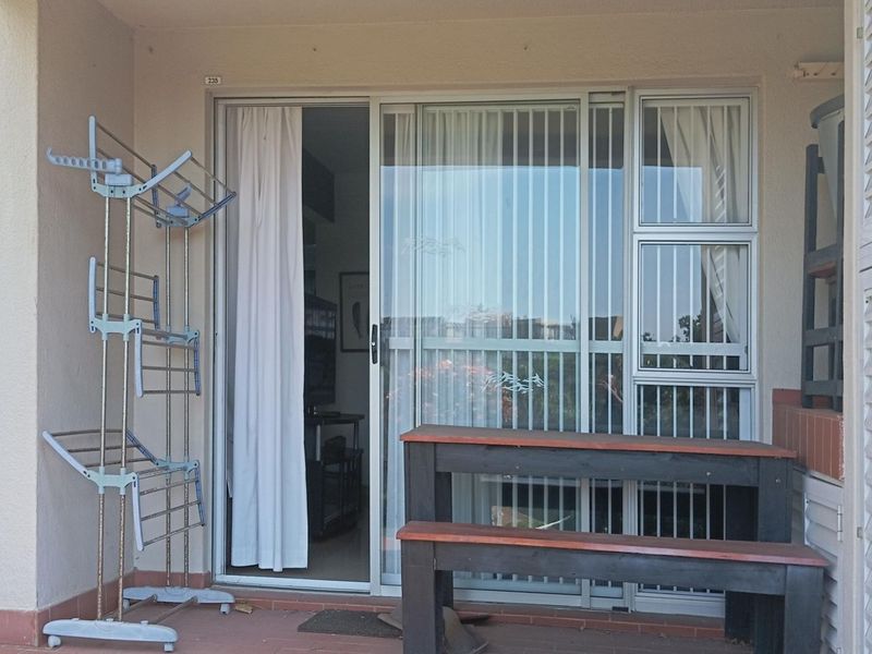 Uvongo Beach. 2 bed apartment in sought after complex - Photo 10