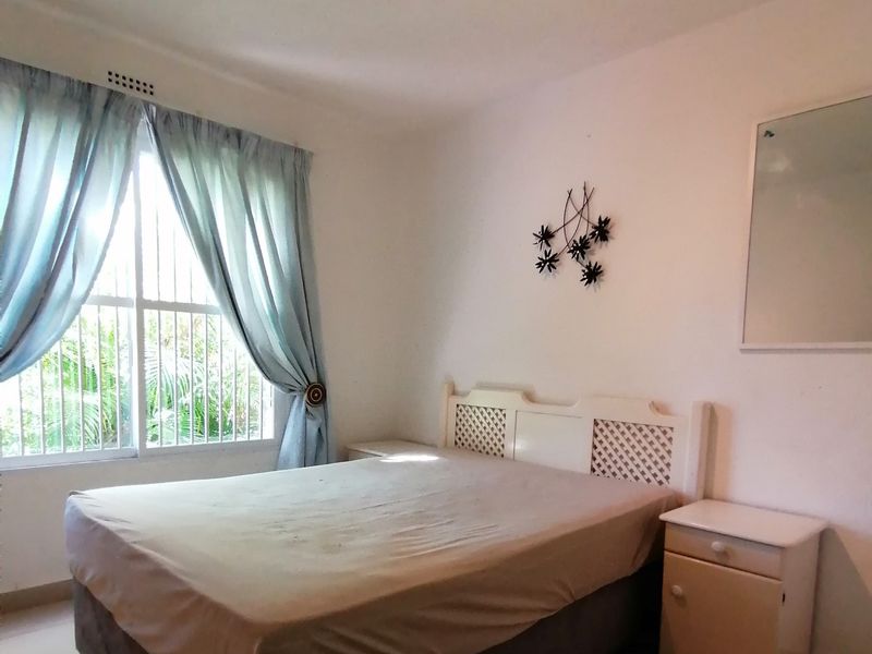 Uvongo Beach. 2 bed apartment in sought after complex - Photo 2
