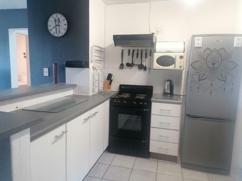 Uvongo Beach. 2 bed apartment in sought after complex - Photo 7