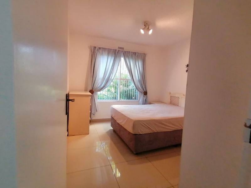 Uvongo Beach. 2 bed apartment in sought after complex - Photo 9