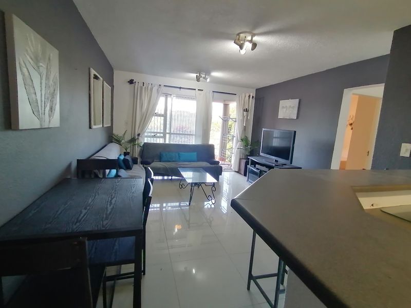 Uvongo Beach. 2 bed apartment in sought after complex - Photo 2