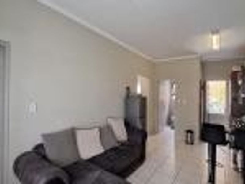 Comfortable 3 Bedroom Apartment for Sale in Rynfield AH, Benoni - Photo 4