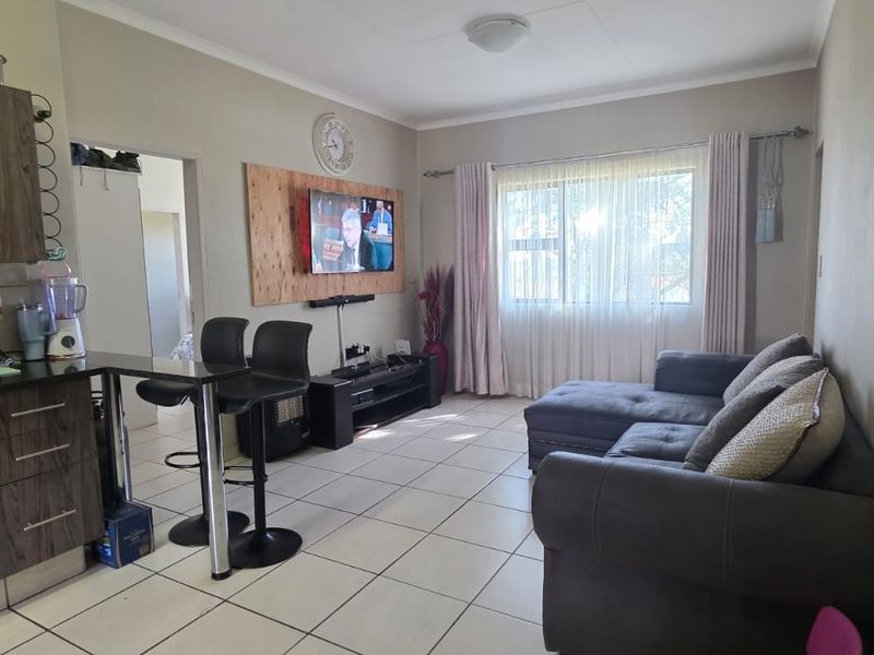 Comfortable 3 Bedroom Apartment for Sale in Rynfield AH, Benoni - Photo 3